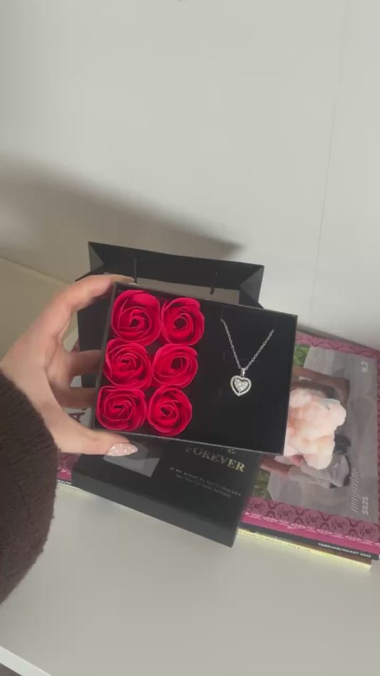 Valentijn Luxe Cadeaubundel – Rozenbox met Hartketting + Romantische Ballon Decoratie